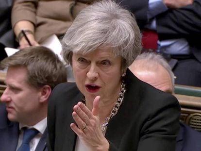 A primeira-ministra britânica, Theresa May, falando aos membros da Câmara dos Comuns em Londres.