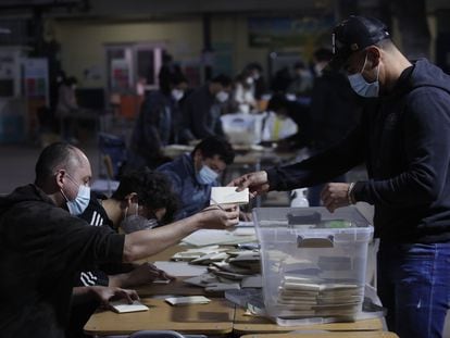Funcionários contabilizam os votos em Santiago, neste domingo.