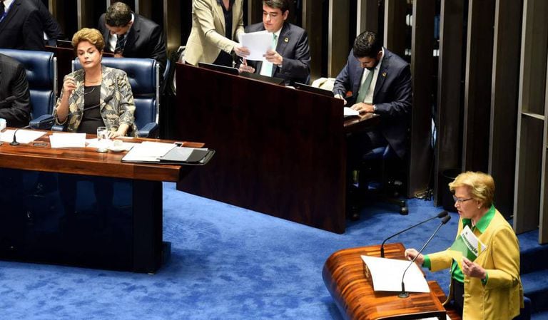 Senadora Ana Amélia questiona Dilma no Senado.