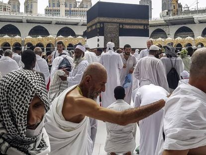 Peregrinos rezam em Meca nesta sexta-feira.