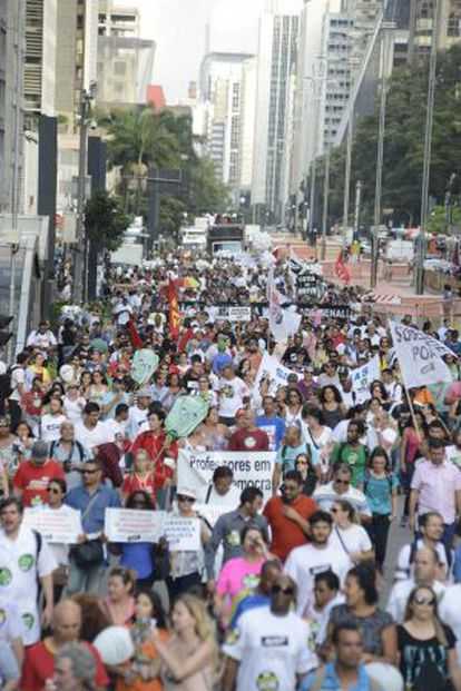 Professores de São Paulo protestam na Paulista.