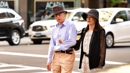 Woody Allen e sua mulher, Soon-Yi Previn, passeiam por Nova York, em 2016