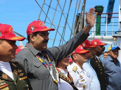 Maduro na sexta-feira passada com oficiais em La Guaira (Venezuela).