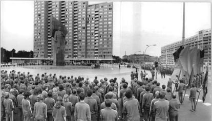 A estátua gigante de 19 metros de Lênin no protesto organizado contra a guerra do Vietnã, em Berlim em 1972.