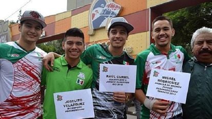 Misael Rodríguez (quarto da direita para a esquerda), durante uma coleta de doações realizada pela Federação Mexicana de Boxe em setembro de 2015.
