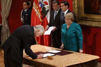 O ex-ministro de Defesa de Chile, Jorge Burgos, assina como novo ministro do Interior.