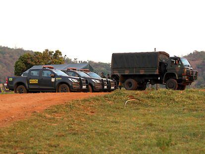 Carros da Força Nacional e caminhões do Exército estão estacionados na frente da sede da fazenda Fronteira, onde Semião Fernandes Vilhalva foi morto no sábado, dia 29.
