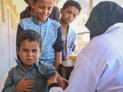 Um menino em uma campanha de vacinação, no Iêmen.