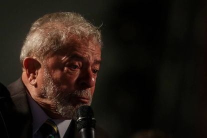 O ex-presidente Lula discursa em Curitiba, em 10 de maio.