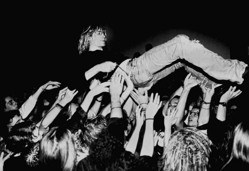 Kurt Cobain levantado pelo público em um show do Nirvana. Foi em 1991, na Alemanha.