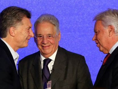 O presidente Mauricio Macri e os ex-presidentes Fernando Henrique Cardoso e Felipe González durante o encontro organizado em Buenos Aires pelo Círculo de Montevidéu.