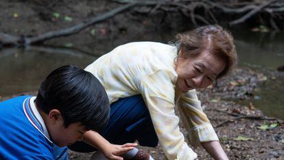 Yuh-Jung Youn com o menino Alan Kim em uma cena de ‘Minari – Em Busca da Felicidade’.