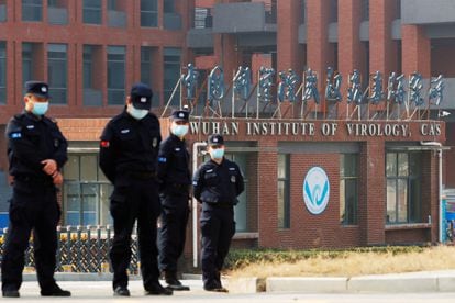 Seguranças na entrada do Instituto de Virologia de Wuhan, em fevereiro. 