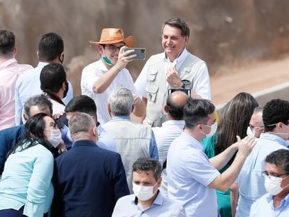 Jair Bolsonaro posa próximo a parlamentares cearenses durante inauguração de trecho da transposição do São Francisco no Estado.