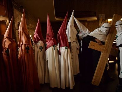 Penitentes na Semana Santa de Calahorra, na Espanha, na quarta-feira.