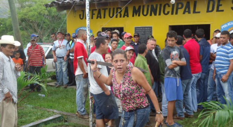 Linchamento de um homem que assassinou uma criança em Honduras em 2013.