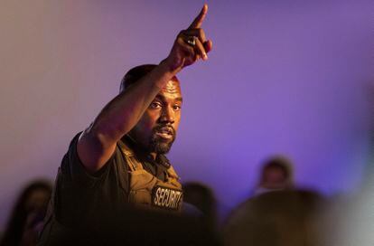 Kanye West em seu primeiro ato de campanha em Charleston, Carolina do Sul.