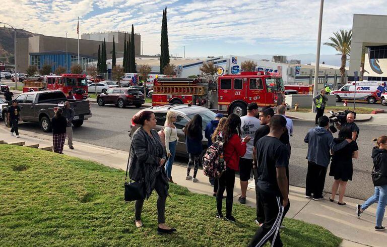 Movimentação em frente à escola Saugus High School após um tiroteio deixar vítimas.