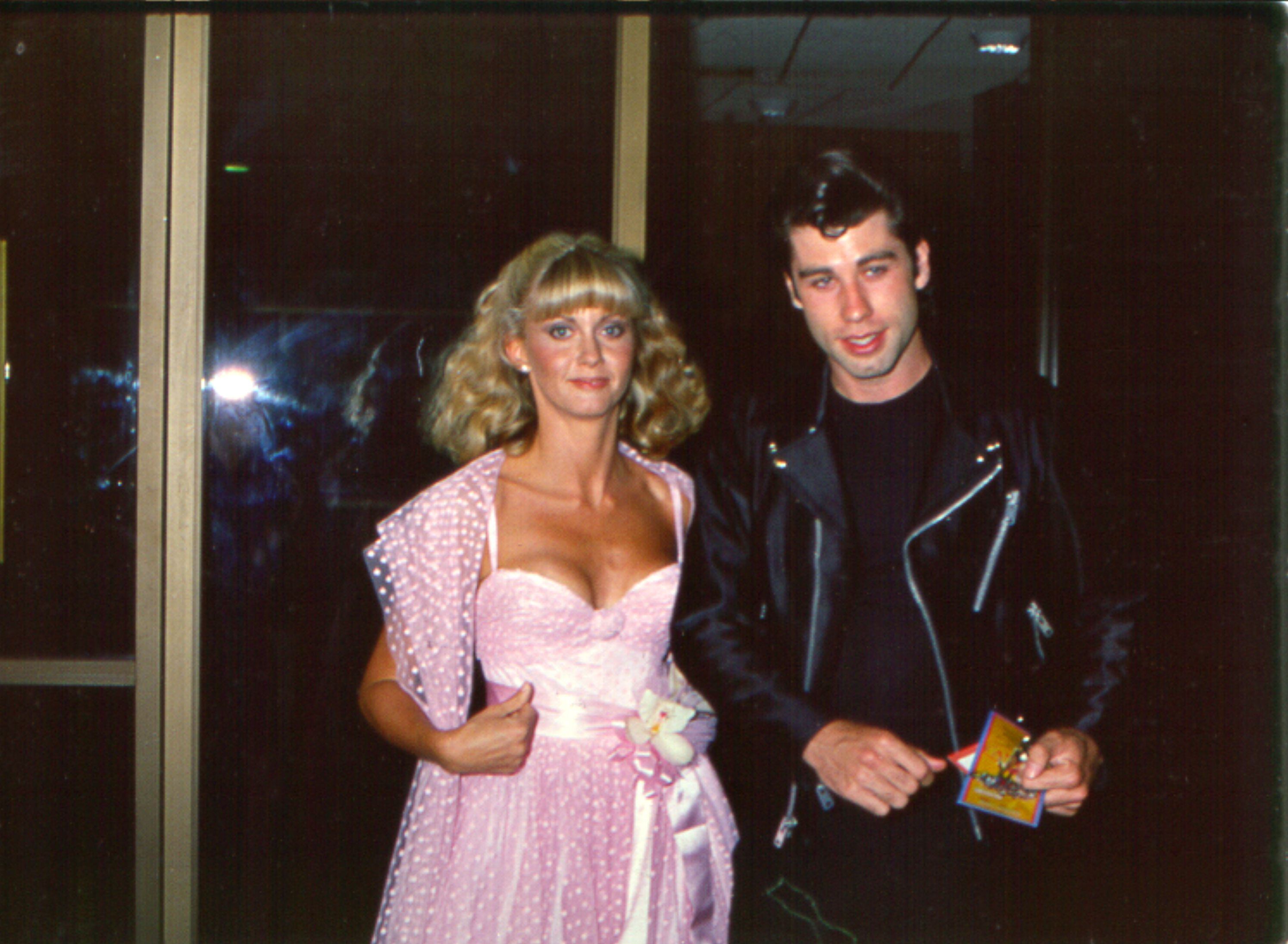 Olivia Newton-John e John Travolta na estreia de ‘Grease’ (1978), o filme que transformou a cantora em uma estrela de cinema. 