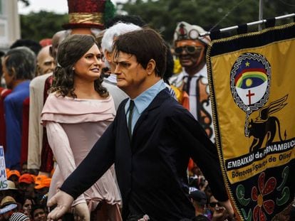 Boneco gigante de Bolsonaro é vaiado no Carnaval de Olinda.