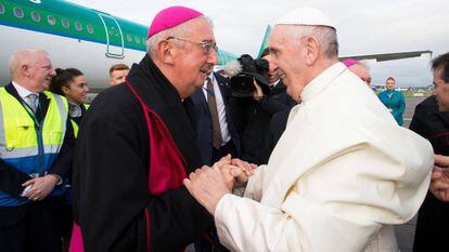 O papa Francisco com o arcebispo de Dublin, Diarmuid Martin, neste domingo na Irlanda
