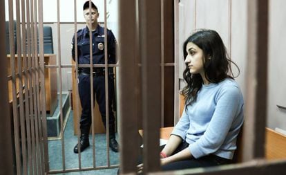 Krestina Khachaturian, uma das irmãs acusadas de matar seu pai, em uma das audiências judiciais em Moscou, em setembro.
