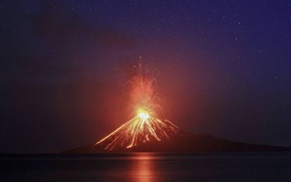 Imagem do Anak Krakatoa, tirada em julho, durante uma de suas erupções.