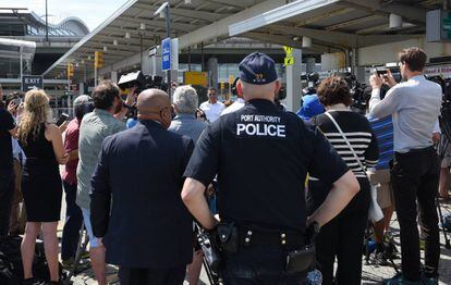 Opositores do veto migratório convocam a imprensa no Aeroporto JFK, em Nova York