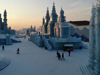 Vista aérea de esculturas de gelo com forma de famosas edificaciones chinesas, no Festival de Gelo e Neve de Harbin (Chinesa).