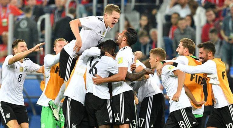 A seleção alemã comemora seu primeiro título na Copa das Confederações.