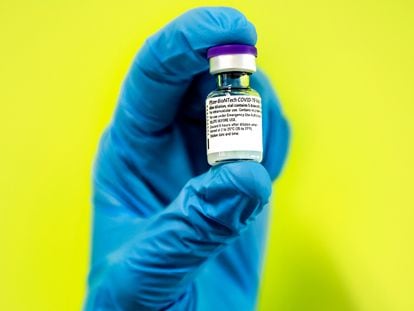 Vacina da Pfizer-BioNTech Covid-19, durante a segunda fase da imunização a trabalhadores da Saúde em Valência.