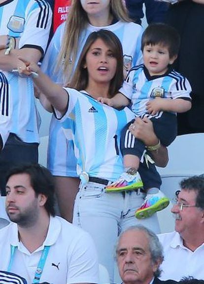 Antonella com seu filho Thiago na Copa de 2014.