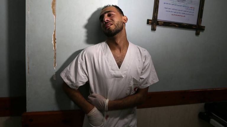 Enfermeiro em um hospital em Gaza na sexta-feira passada