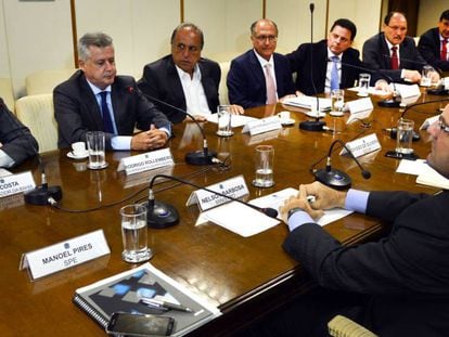 Governadores e o ministro Barbosa (dir.) em Brasília.
