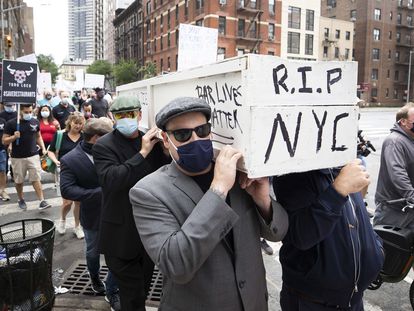 Hoteleiros de Nova York protestaram nesta segunda-feira contra as restrições em seu setor por causa da pandemia.