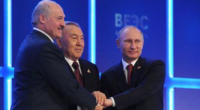 O presidente da Rússia, Cazaquistão e Bielorrúsia depois do acordo.