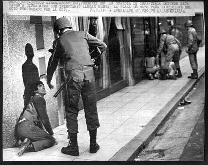 A repressão durante a ditadura militar argentina (1976-1983) é um dos temas que Juan Gelman aborda no livro "Hoy".