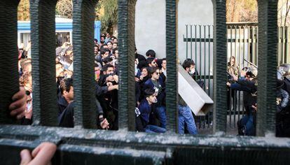 Um grupo de manifestantes em confronto com a polícia no fim de semana perto da Universidade de Teerã.
