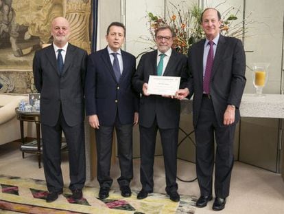 Ramón Gil Casares, Javier Cremades, Juan Luis Cebrián e John Wolf.