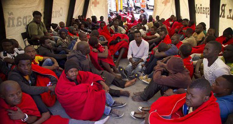 Imigrantes são atendidos pela Cruz Vermelha em Tarifa (Cádiz) depois de serem resgatados.
