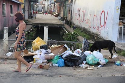 Mulher caminha diante de pichações do Comando Vermelho no bairro da Compensa, em Manaus, no final de janeiro.