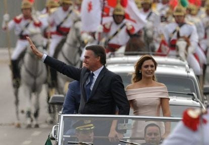 Bolsonaro, a primeira-dama Michelle no desfile em carro aberto.