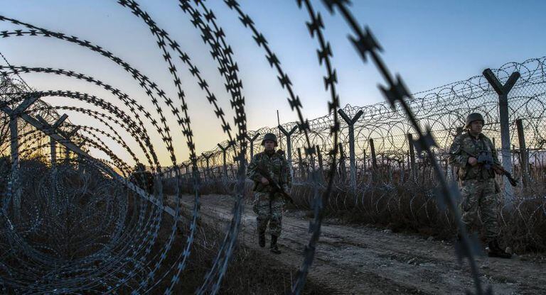 Militares vigiam a cerca fronteiriça da Macedônia com a Grécia.
