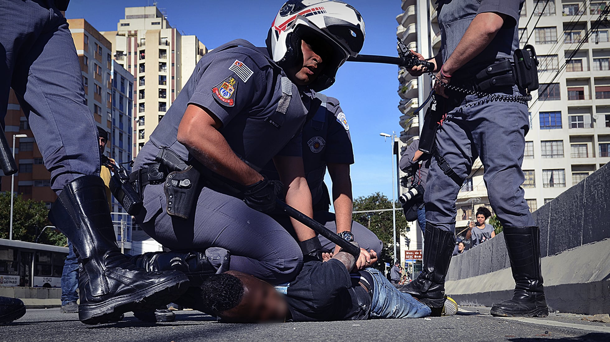 Policiais Militares de São Paulo durante abordagem de um jovem negro que protestava em prol da paz na comunidade de Moinho. (Foto: Reprodução / El País Brasil)