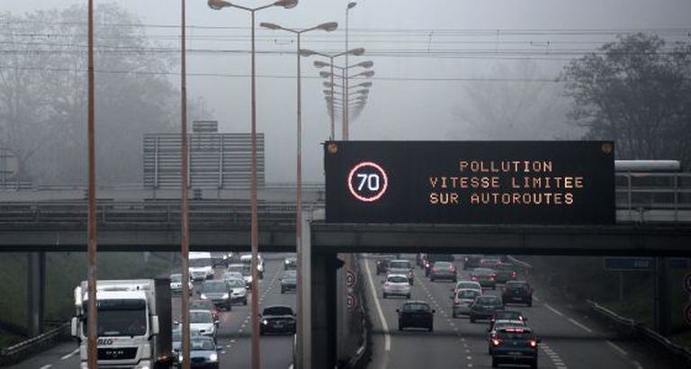 Um painel recomenda redução da velocidade para se poluir menos em Paris.