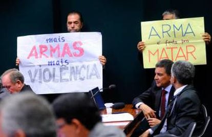 Protesto contra projeto que relaxa estatuto do desarmamento.