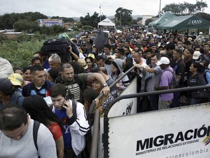 Milhares de venezuelanos na fronteira com a Colômbia.