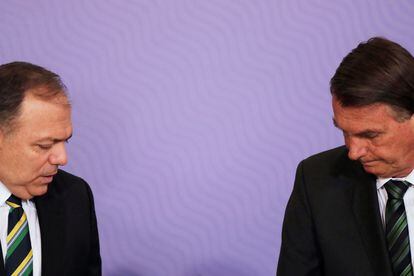 Ministro Pazuello e o presidente Jair Bolsonaro em uma cerimônia em Brasília.