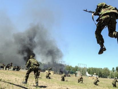 Tropas da Guarda Nacional ucraniana em exercício.