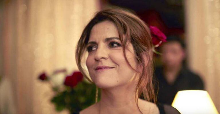Atriz em cena do filme '50 Primaveras'.